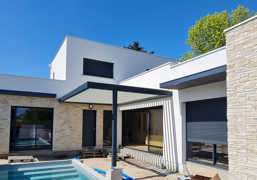 Enduit de maison moderne et de piscine près de Muret